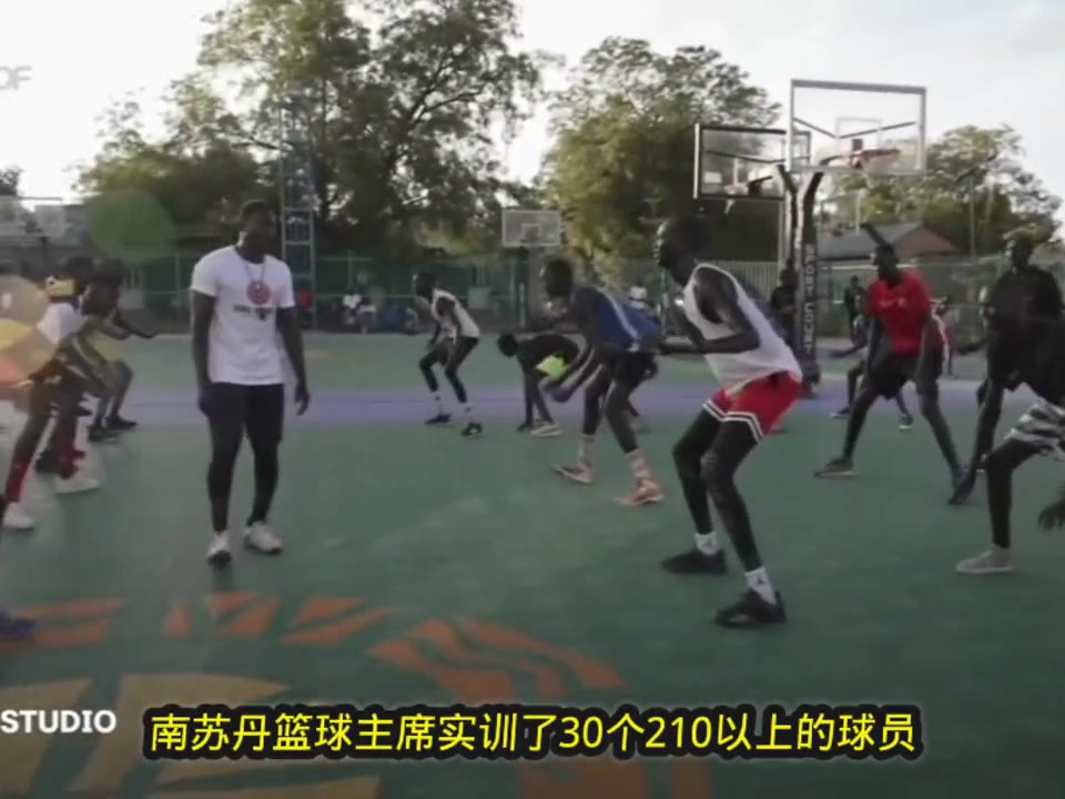 南苏丹篮球主席鲁尔邓试训大量破产文班亚马，视频里实训的17岁身高218臂展